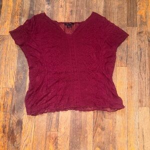 Women’s Lace-Texture Short Sleeve Top in Burgundy